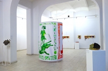 Instalacja M. Kaczmarskiej, prace ceramiczne A. Chmury-Wieczorek oraz obiekty K. Kuźniewskiego.