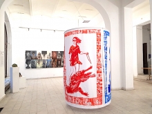 Instalacja M. Kaczmarskiej, obrazy A. Tymińskiej.