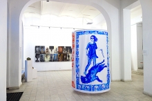 Instalacja M. Kaczmarskiej, obrazy A. Tymińskiej.