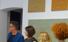 W tle prace Małgorzaty Kaczmarskiej.